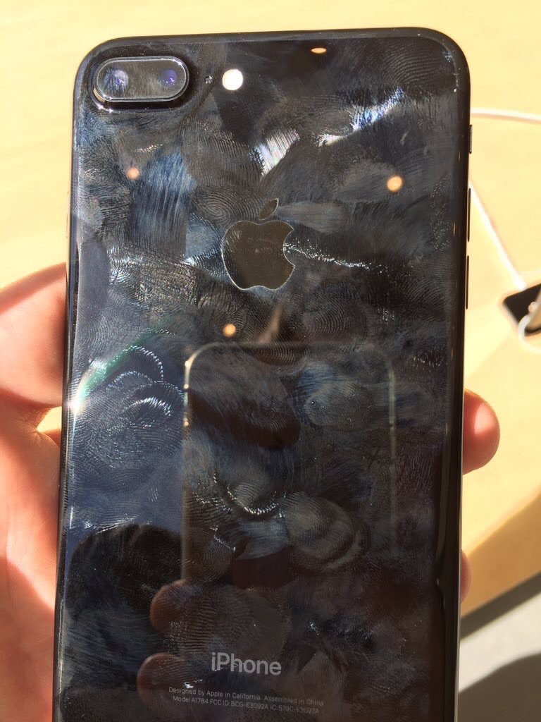 giá iphone 7 jet black - Hết thời đắt nhất giá iPhone 7 Jet Black tụt xuống rẻ nhất Dễ bám vân cũng là nguyên nhân khiến giá iPhone-7 Jet Black giảm mạnh giá iphone 7 jet black - Hết thời đắt nhất giá iPhone 7 Jet Black tụt xuống rẻ nhất